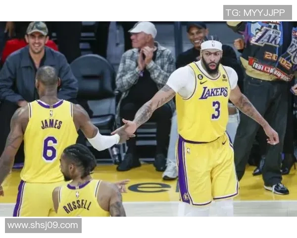 热火与76人季后赛激战正酣谁能在关键时刻逆转局势夺取胜利